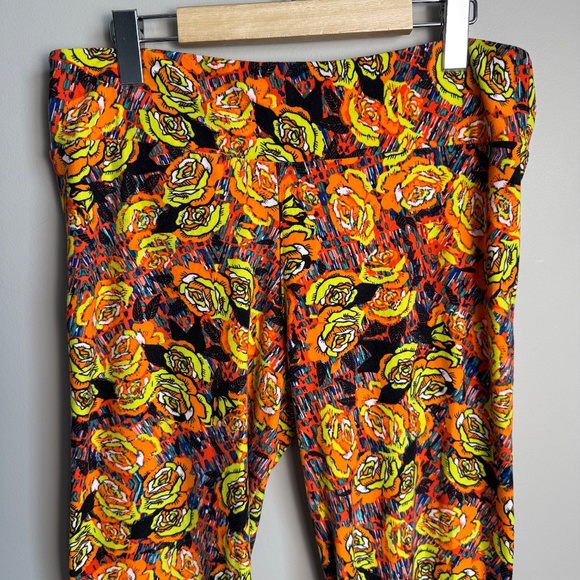 LulaRoe Women's Bright Abstract Flower Print Leggings Orange Tall & Curvy Lounge - Picture 3 of 12